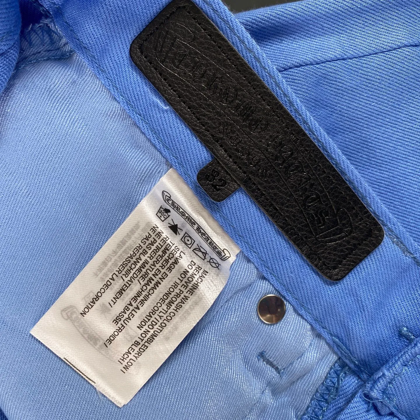 P250 chrome hearts Miami Drake limited edition blue jeans vi Top heavy industry fashionable design] Consistent high street luxury style creation. Speaking of this style, the Zangyin family and GU family are definitely the leading representative brands. Especially the Zangyin family has really achieved a state-of-the-art effect in creating high street style. The unique washed material is used to create this style. The color system is quite eye-catching. After it is decorated with patchwork cross flowers, it cleverly highlights the charm of the brand. Secondly, this style uses classic The classic high-waist cutting design highlights the long legs and fashionable temperament of the upper body. The brand is highly recognizable and the slim fit configuration is more suitable for daily wear. It is a product that interprets personality, fashion, and specifications at a glance. This single product is enough to make any fan excited. It can be a white T-shirt for youthful preppy style, or a tight suspender for lady style. It has strong matching ability and can be easily controlled by men.  [Materials and craftsmanship] Needless to say, this point goes without saying. As an excellent craftsman brand, Zangyin’s requirements for details and craftsmanship are really perfect. The washed color of this model has gone through so many processes, not to mention the embellishment of denim appliques. It is also purely hand-made and sewn. Just like what they believe in, only hand-made things have soul and have the meaning of wear. A top-notch heavy-duty fashionable denim item, I look forward to your perfect interpretation! !  Size:28-36